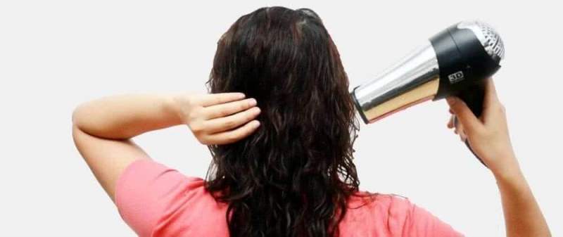 Медики: сушить волосы феном полезно