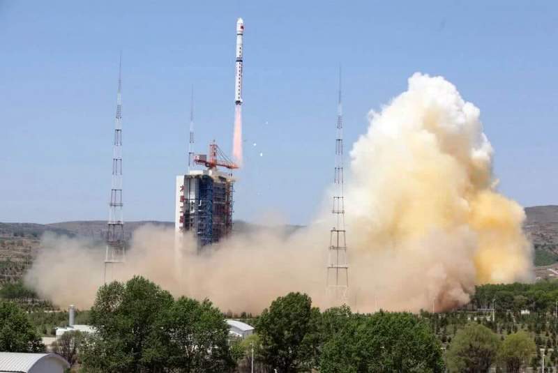 Китай отправил в космос три спутника для развития картографирования и интернета 