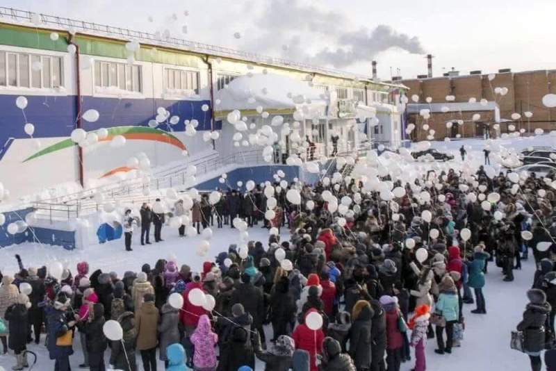 Сотни жителей заполярной Дудинки почтили память погибших в Кемерове, запустив в небо белые шары