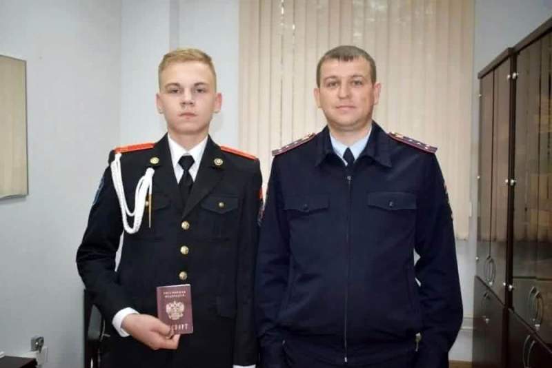 Зеленоградским ребятам полицейские торжественно вручили паспорта