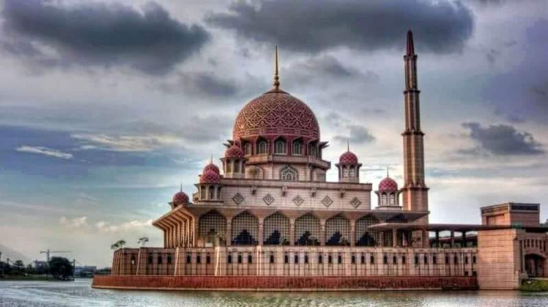 В Малайзии закрыли авиаперевозчика, работавшего по шариату