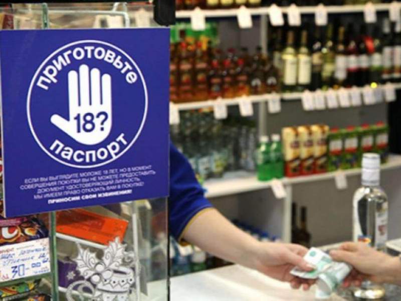 На юго-востоке Москвы полицейские задержали подозреваемую в продаже алкогольной продукции несовершеннолетнему