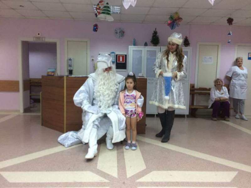 Волонтёры «Хрустального сердца» с Дедом Морозом и Снегурочкой пришли к пациентам детского кардиологического отделения, чтобы  поднять им настроение