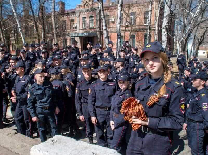 За победу и в память о подвиге курсанты ДВЮИ МВД России сделали 1418 отжиманий