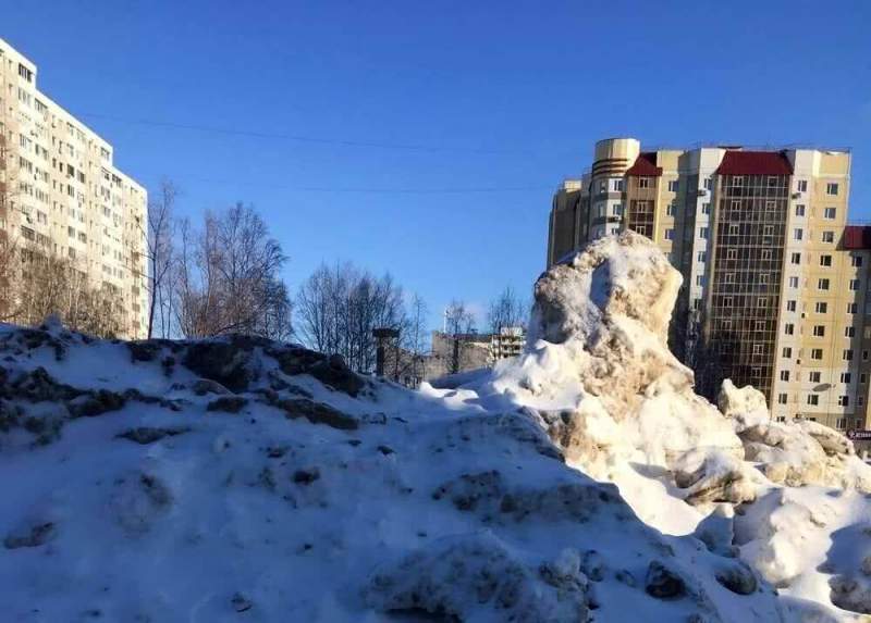 Прощаемся с зимой: в Нижневартовске идет настоящая борьба со снегом