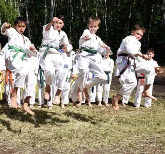 Юные каратисты России отдыхают и тренируются  на берегу озера Кандры-куль