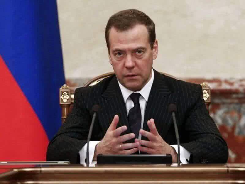 Медведев заявил, что падение экономики осталось позади