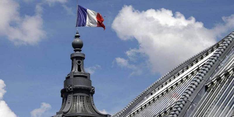 Власти Франции намерены добиться полного равенства заработной платы женщин и мужчин