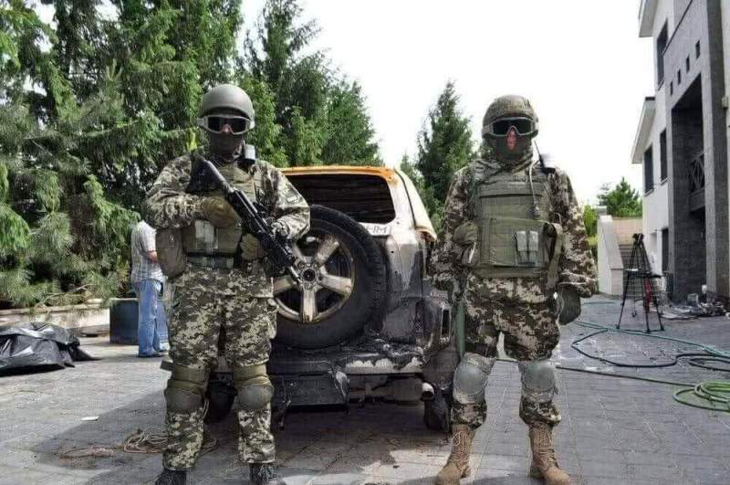 Неизвестные силовики захватили центр Луганска