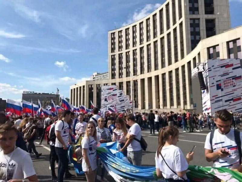 День флага России объединяет народ многонациональной страны