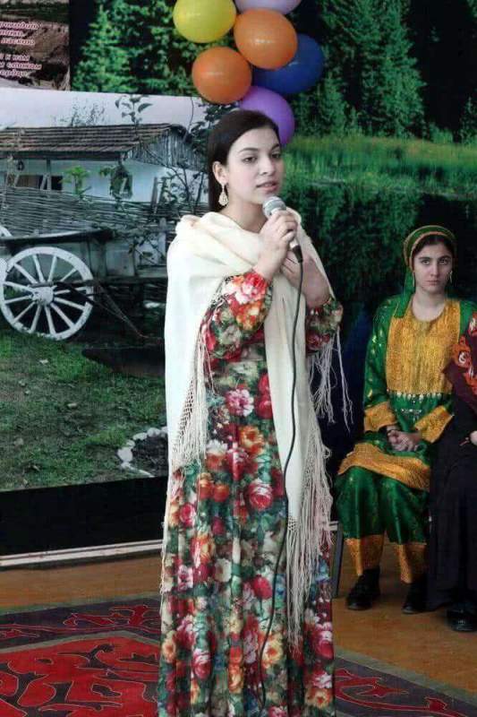 Лирические стихи Фазу Алиевой ученики читали на одной сцене вместе с педагогами