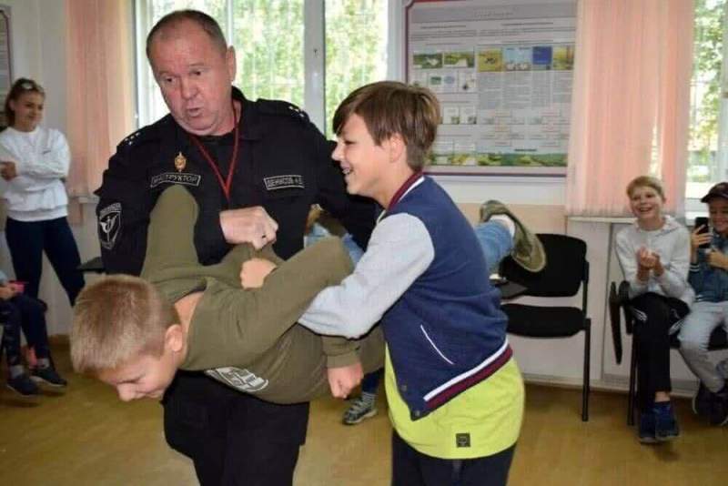 Молодое поколение Зеленограда познакомилось с основами работы полицейского