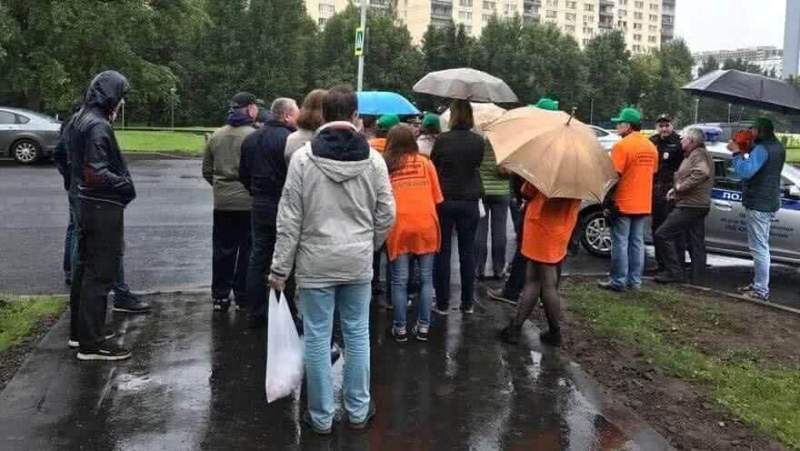 Пытаясь обратить внимание на проблему ЖК Царицыно, обманутые дольщики временно перекрыли Бирюлевскую улицу