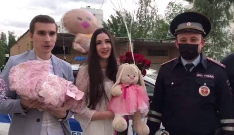 В преддверии Дня защиты детей полицейские поздравили молодую маму с рождением дочки