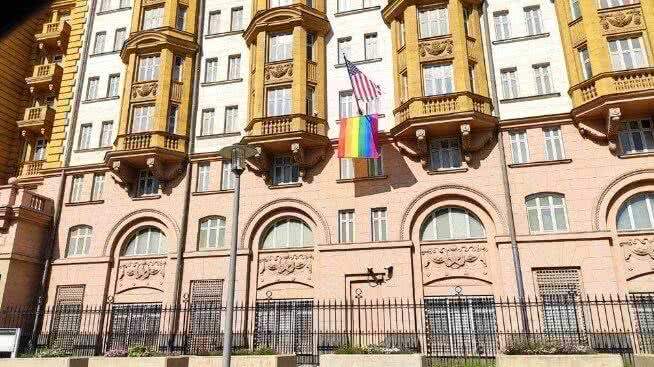 Что это? На здании посольства США в Москве появился символ ЛГБТ-шников