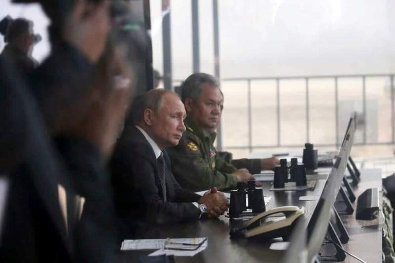 Владимир Путин посетил военные учения на полигоне «Донгуз» 