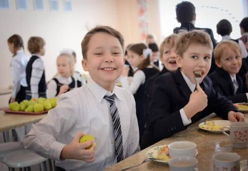 Школы Петербурга переходят на новую систему питания