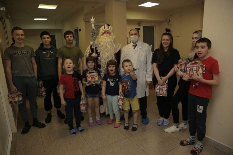 Михаил Романов привез маленьким пациентам больницы №22 в Колпино новогодние подарки 