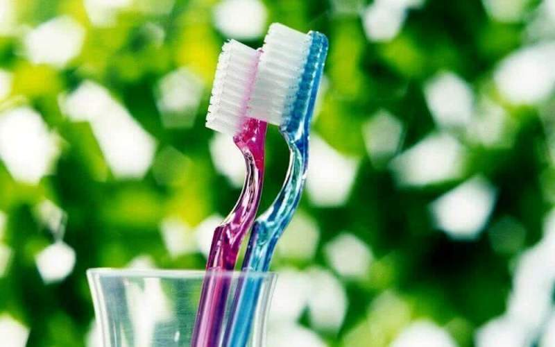 Медики призывают людей чаще менять зубные щетки