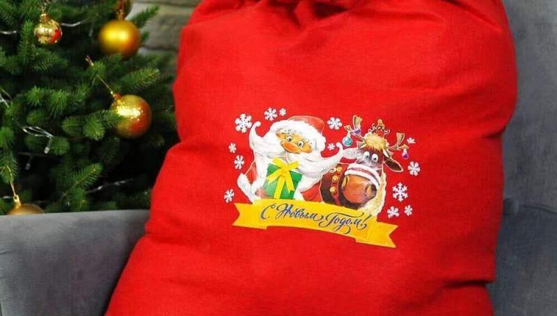 Дед Мороз дарит подарки от Русского лото