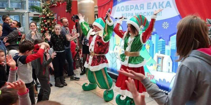 В столичные детские больнице пришли Дед Мороз и Снегурочка