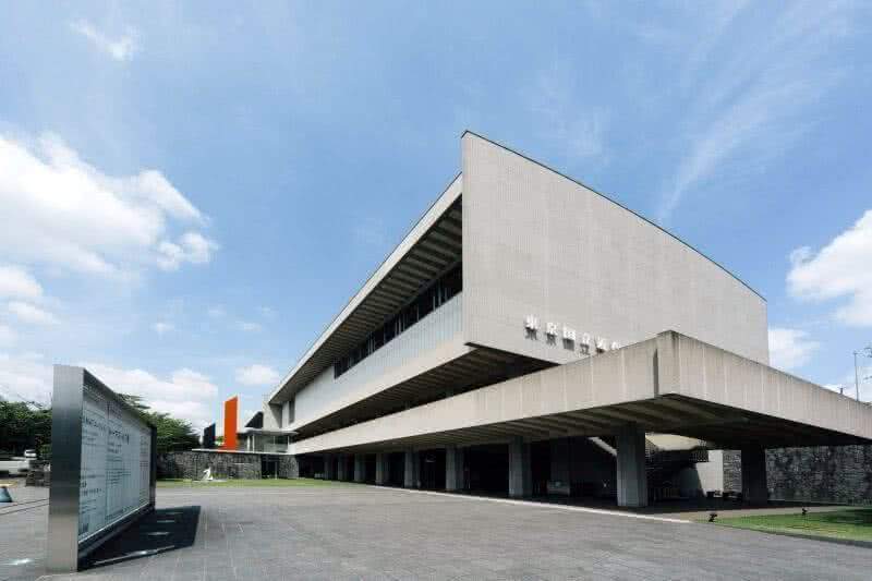 Посетителей Национального музея современного искусства в Токио приглашают на выставку японского искусства XX века