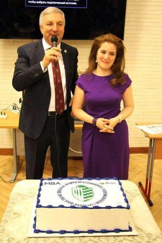 «Баскин Роббинс» вручил торжественный торт декану ВШКУ Президентской академии Сергею Календжяну