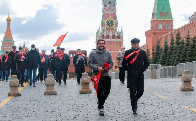 Зюганов без маски и Рашкин с дебильной улыбочкой призывали россиян нарушить режим самоизоляции