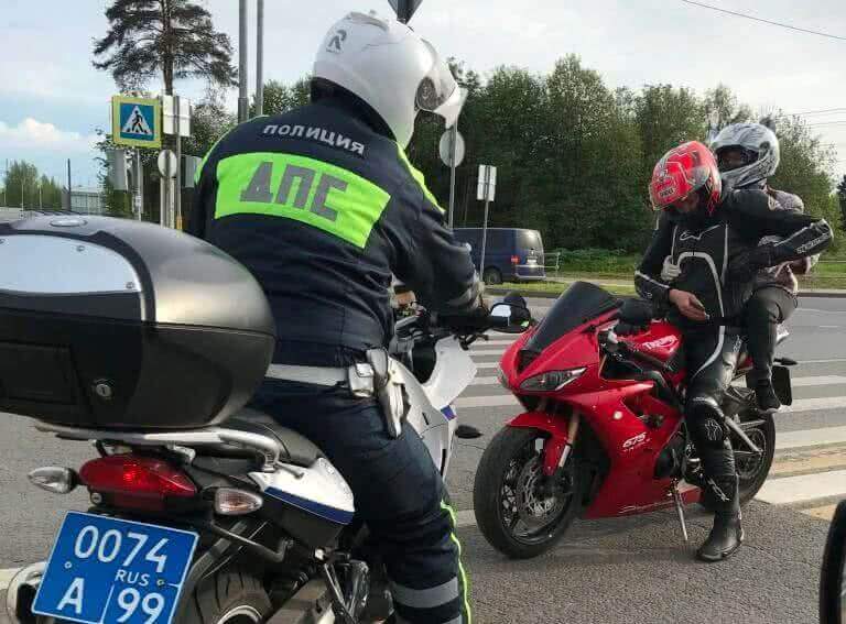 Сотрудники Госавтоинспекции Зеленограда напоминают мотоциклистам о мерах безопасности на дороге