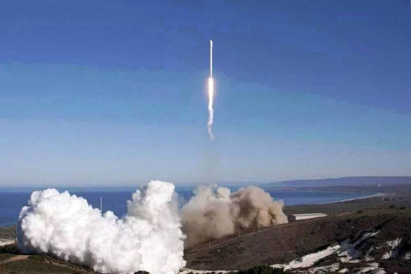 SpaceX: В следующем году два человека побывают на Луне