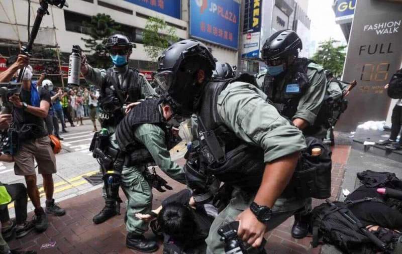 Пекин задавил Гонконг: полномочия полицейских расширили
