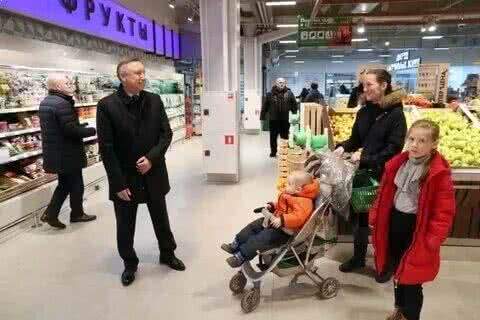 Беглов лично оценил обстановку в петербургских магазинах