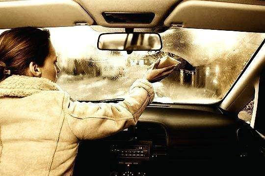 Как справиться с проблемой запотевающих стекол в машине?