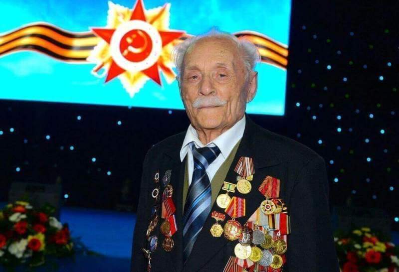 Знаменитому лётчику, ветерану четырех воин Льву Липовичу исполнилось 99 лет