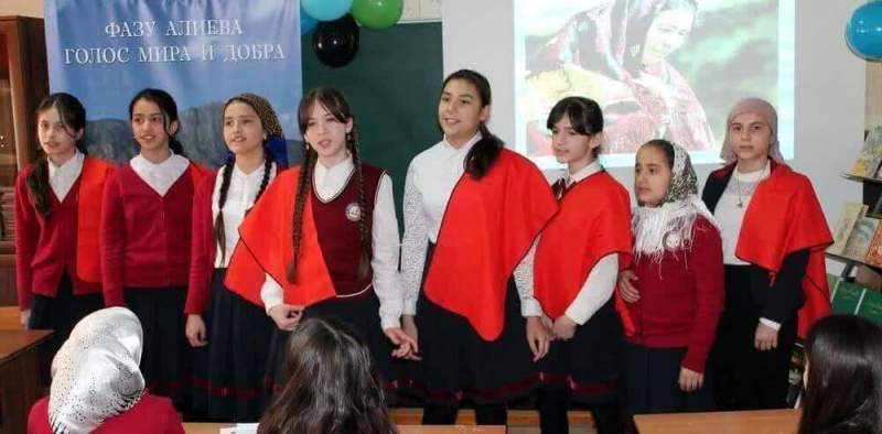 Хасавюртовские школьники вдохновенно читали стихи Фазу Алиевой о защитниках Отечества