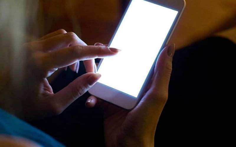 Медики: «Ночной режим работы экрана смартфона опасен для здоровья»