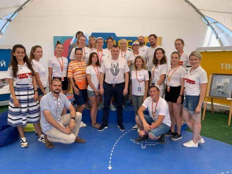 Губернатор Александр Никитин поздравил волонтёров с Днём добровольца