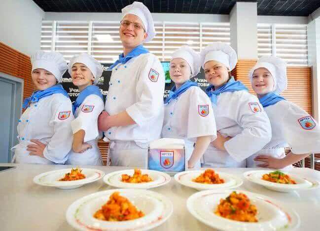 В «Артеке» объединили любовь к книгам и кулинарии в серию  тематических мастер-классов