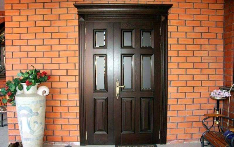 Как приобрести и установить новую деревянную дверь