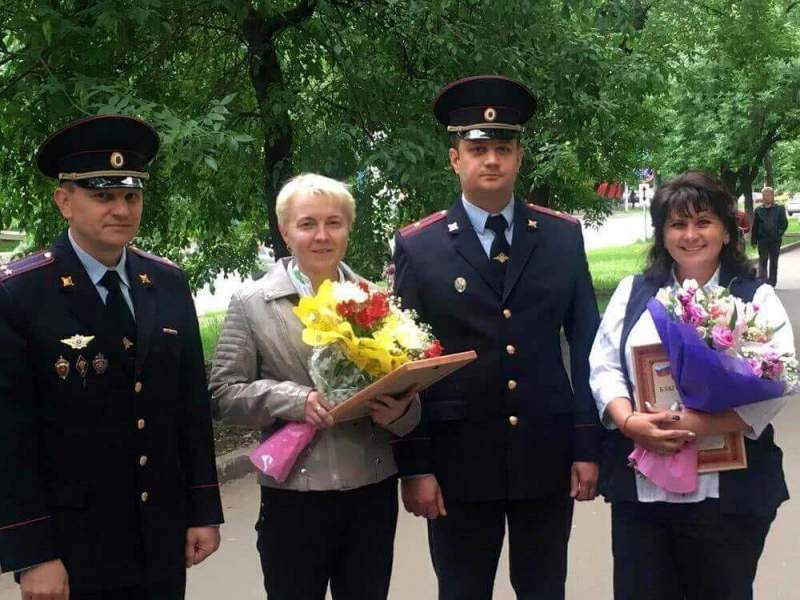 В районе Выхино-Жулебино полицейские поблагодарили двух москвичек, благодаря которым задержаны подозреваемые в мошенничестве