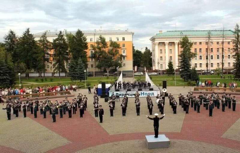 Праздник военных моряков отметили под звуки духовых оркестров