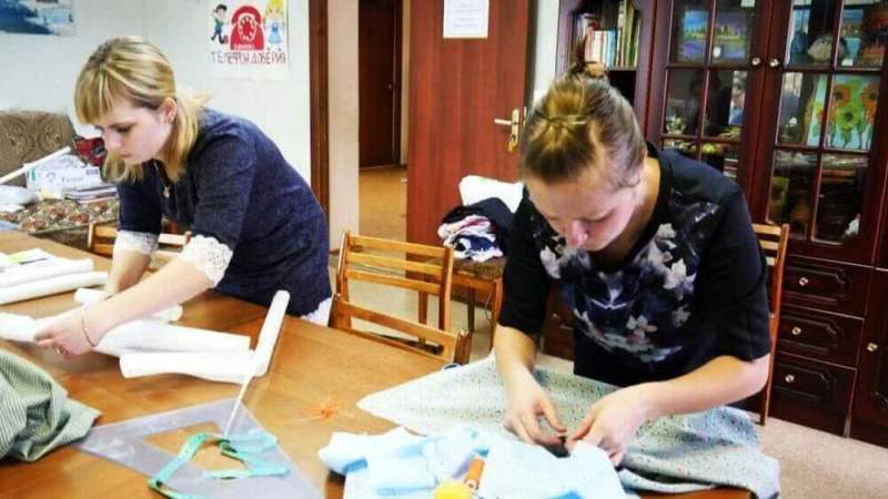 В Вологодской области профессиональные портные учат многодетных мам основам кройки и шитья 