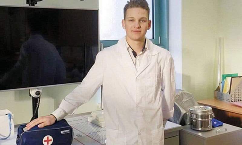 Ученик медицинского класса московской школы No1573 спас жизнь пассажиру самолета