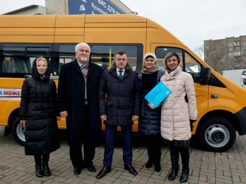 Губернатор Александр Никитин вручил руководителям муниципалитетов области ключи от 52 новых школьных автобусов