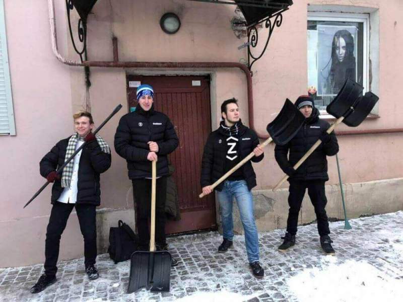 Снег нам не помеха: петербуржцы вышли на борьбу со стихией