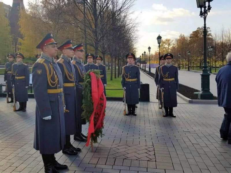 Возложение цветов к могиле Неизвестного солдата юнармейцами и участникамми Первого Евразийского футбольного турнира
