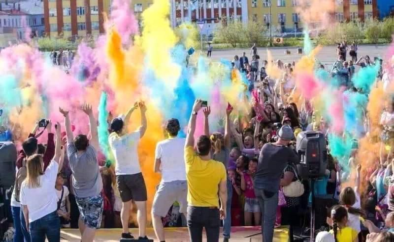 На Таймыре в рамках Дня молодежи прошли фестиваль красок, флешмоб и концертно-развлекательные программы