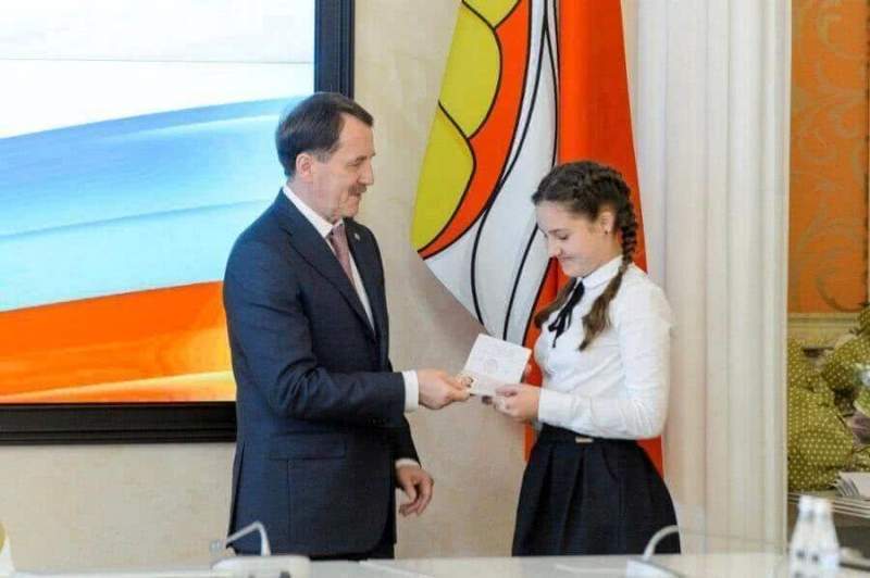 Воронежский губернатор вручил паспорта юным жителям региона