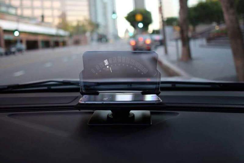 Проекционный экран - аксессуар для телефона в автомобиль: стильно и экономно