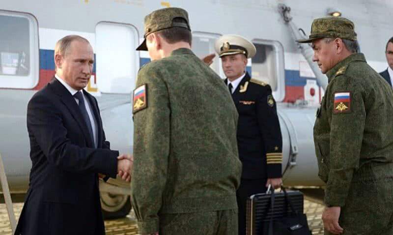 Путин поздравил военнослужащих и ветеранов с Днем защитника Отечества